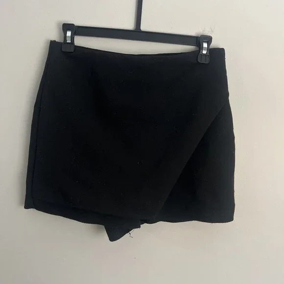 Zara Womens Black Wrap Front Asymmetrical Skort Mini Shorts Size Medium - Picture 1 of 4